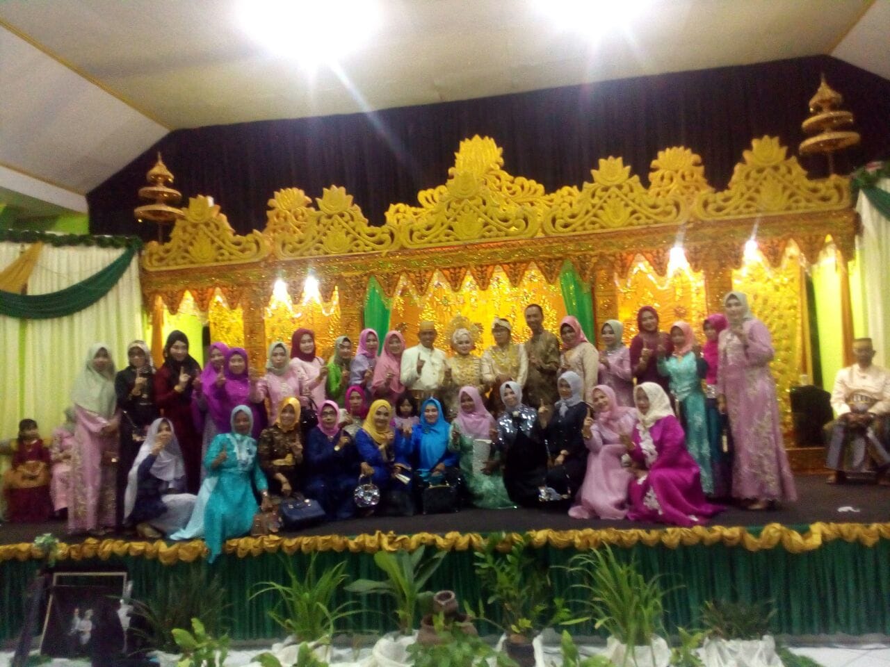 Di Resepsi Pernikahan, Pengantin hingga Tamu Pamer Salam 1 