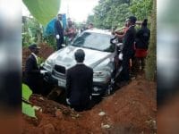 Mobil BMW Jadi Peti Mati