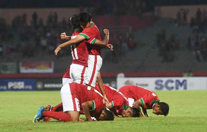 Tim Indonesia U-16 melakukan sujud syukur ketika berhasil mencetak gol ke gawang tim Filipina U-16 dalam laga penyisihan grup A Piala AFF U-16 di Gelora Delta Sidoarjo, Sidoarjo, Jawa Timur, Minggu (29/7).