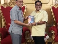 Amran Mahmud Serahkan Buku ke Plt Gubernur Sulsel