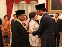 Pemberian tanda kehormatan RI Bintang Jasa Pratama dari Negara kepada Dirjen Otonomi Daerah (Otda) Kemendagri yang juga Penjabat Gubernur Sulawesi Selatan Soni Sumarsono