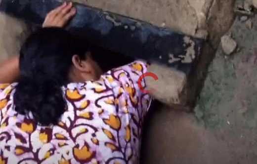 Seorang wanita menyelamatkan bayi baru lahir yang terjepit di saluran pembuangan (Foto: Screenshot video BBC)