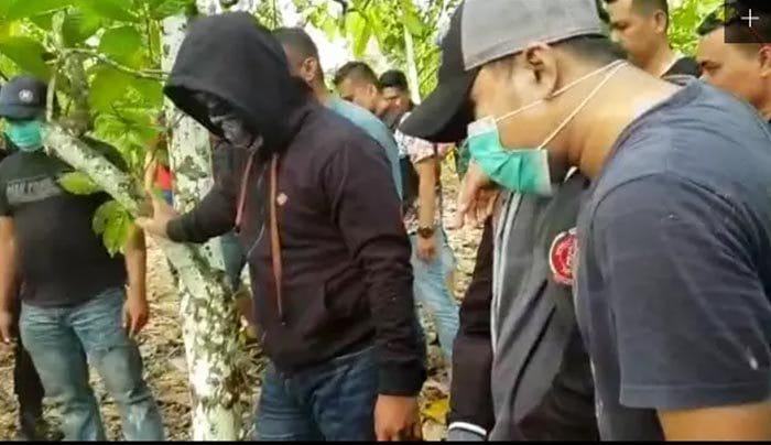 Terduga teroris saat diminta untuk menunjukan tempat ia menyembunyikan bom jenis TNT
