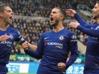 Eden Hazard merayakan golnya bersama Cesar Azpilicueta dan Jorginho. © AP