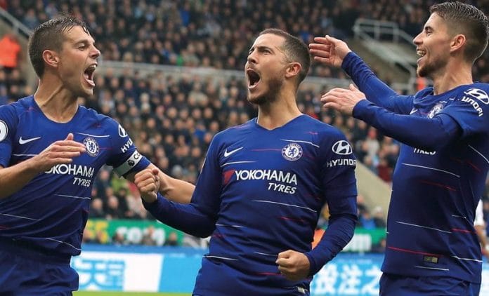 Eden Hazard merayakan golnya bersama Cesar Azpilicueta dan Jorginho. © AP