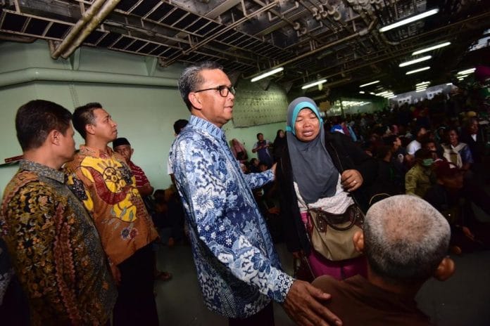 Gubernur Sulsel Nurdin Abdullah (NA) menjemput langsung 1.609 penumpang evakuasi korban gempa dan tsunami dari Sulawesi Tengah di Makassar, Kamis (4/10/2018)