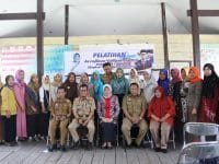 Ketua Dekranasda Barru Buka Pelatihan Kerajinan Tangan di Baruga Bola Pitue, Padongko, Senin (15/10/18).