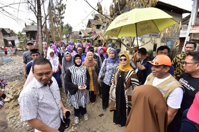 Ketua PKK Sulsel Liestiaty F Nurdin Serahkan Bantuan Korban Kebakaran Kelurahan Untia