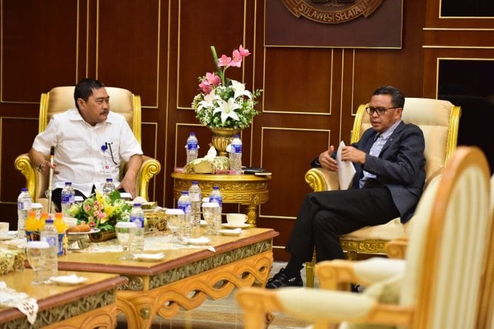 Nurdin Abdullah menerima kunjungan Direktur Jendral Pengembangan Kawasan Transmigrasi Desa, PDT Transmigrasi Republik Indonesia, Muhammad Nurdin, di Ruang Kerja Gubernur, Senin (29/10).
