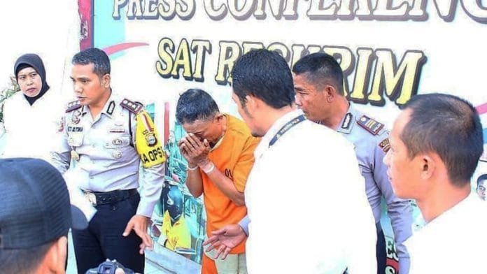 Kakek Pedofil di Goa, Sulawesi Selatan, ditangkap. (Foto: Instagram/@silitongashinto)