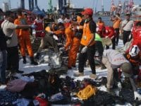 Proses evakuasi puing-puing pesawat Lion Air JT-610 di JICT Priok, Senin (29/10/2018). (Foto: kumparan)
