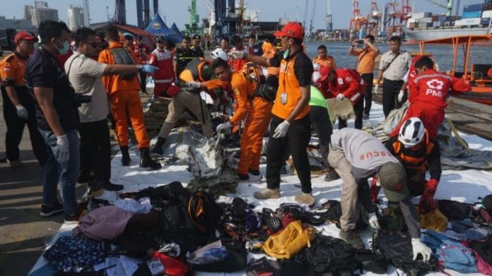 Proses evakuasi puing-puing pesawat Lion Air JT-610 di JICT Priok, Senin (29/10/2018). (Foto: kumparan)