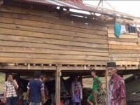 Salah satu rumah warga di Kabupaten Maros yang diterjang angin puting beliung, Selasa (16/10/2018). Foto : Najmi Limonu/SINDOnews
