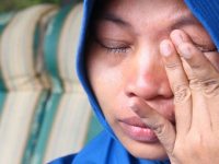 Baiq Nuril menghapus air matanya yang tumpah (kompas.com)