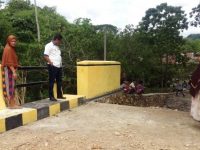 Bupati Barru Suardi Saleh tinjau proyek jembatan manuba. (Foto: Asriadi Rijal/Sulselsatu).