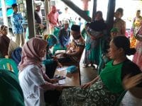 Dokter Dinkes Barru kunjungi korban banjir