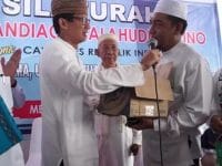 Sandiaga Uno Menangis Terima Sumbangan