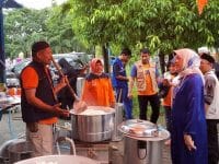 Hasnah Syam di Dapur Umum Posko Bencana BPBD Barru yang berada di Maros.
