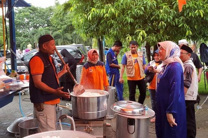 Hasnah Syam di Dapur Umum Posko Bencana BPBD Barru yang berada di Maros.