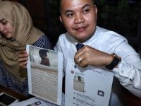 Artis Jane Shalimar dan Pengacara/kuasa hukum Zakir Rasyidin saat jumpa pers perihal kasus prostitusi yang melibatkan Vanesha Angel di kawasan Kalibata, Jakarta, Senin (7/1). [Suara.com/Muhaimin A Untung]