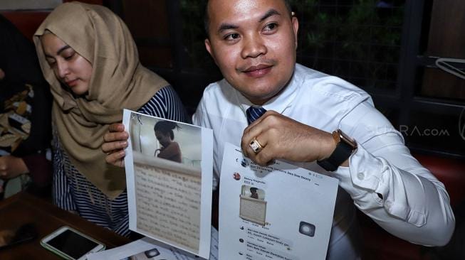 Artis Jane Shalimar dan Pengacara/kuasa hukum Zakir Rasyidin saat jumpa pers perihal kasus prostitusi yang melibatkan Vanesha Angel di kawasan Kalibata, Jakarta, Senin (7/1). [Suara.com/Muhaimin A Untung]