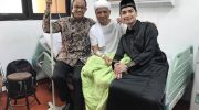 Ustaz Arifin Ilham dijenguk Gubernur DKI Jakarta, Anis Baswedan saat dirawat di Rumah Sakit, Senin (7/1/2019).