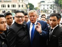 Russell White sebagai kembaran Donald Trump dan Howard X sebagai Kim Jong Un, bertemu di pusat kota Hanoi.