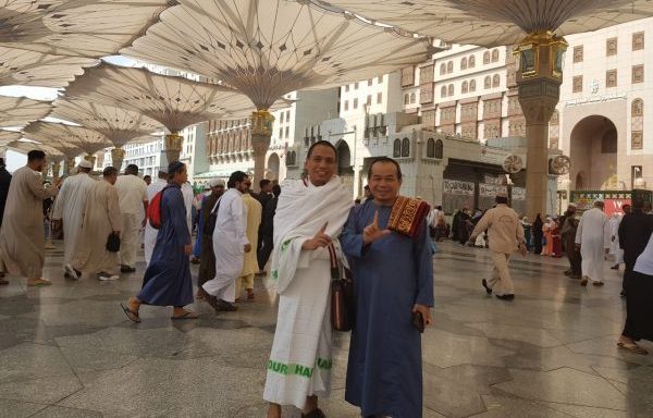 H Abdul Azis Bersama Ketua Fraksi PKS DPR RI di Mekkah saat menjalankan Ibadah Umrah.
