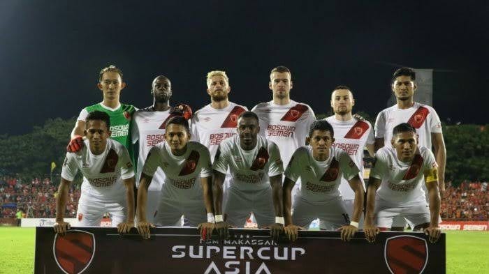 Tim kesebelasan PSM Makassar melawan Home United