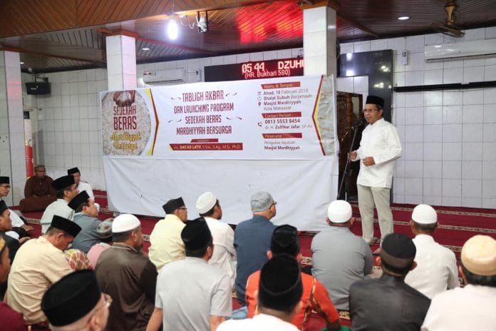 Wali Kota Makassar usai melakukan Gerakan Sholat Subuh Berjamaah (GSSB), di Masjid Mardhiyyah, Jl.Talasalapang 2 Makassar, Minggu (10/2/2019).
