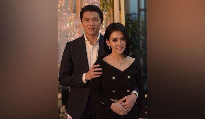 Syahrini dan Reino Barack