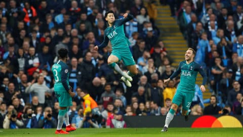 Son melompat kegirangan usai membuat gol. Foto: Reuters/Jason Cairnduff.