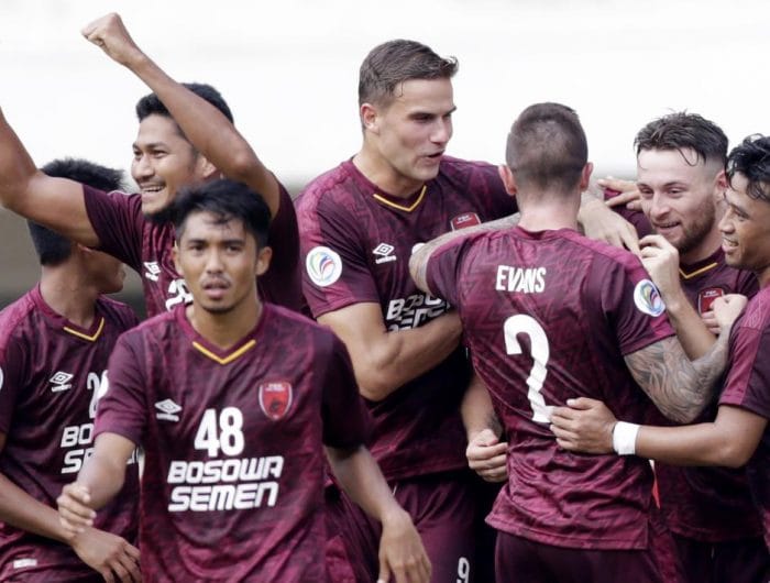 Para pemain PSM Makassar merayakan gol (Bola.com)