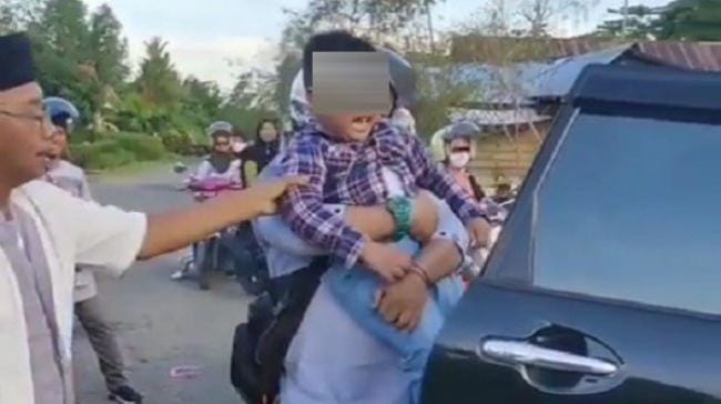 Bocah menangis dan meronta/ronta lantaran tak ada sinyal di kampung halaman keluarganya di Kecamatan Lamasi, Kabupaten Luwu, Sulawesi Selatan. (Instagram/palopo_info)