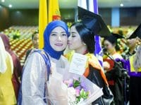 Siti Hamsinah Khairatunnisa, dan Ibundanya, Aliyah Mustika Ilham.