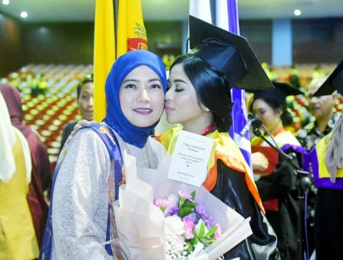 Siti Hamsinah Khairatunnisa, dan Ibundanya, Aliyah Mustika Ilham.
