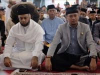 Bupati Gowa Purichta Ichsan saat menjalankan salat Idul Fitri. Pada kesempatan tersebut, hadir sebagai Penceramah Syekh Muhammad Jaber. Foto: Istimewa