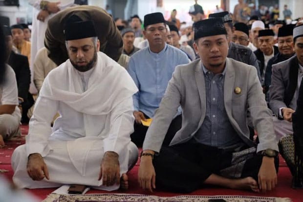 Bupati Gowa Purichta Ichsan saat menjalankan salat Idul Fitri. Pada kesempatan tersebut, hadir sebagai Penceramah Syekh Muhammad Jaber. Foto: Istimewa