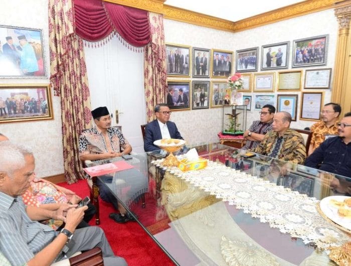 Gubernur Sulsel Nurdin Abdullah paparkan pembangunan infrastruktur bersama para tokoh Luwu Raya.