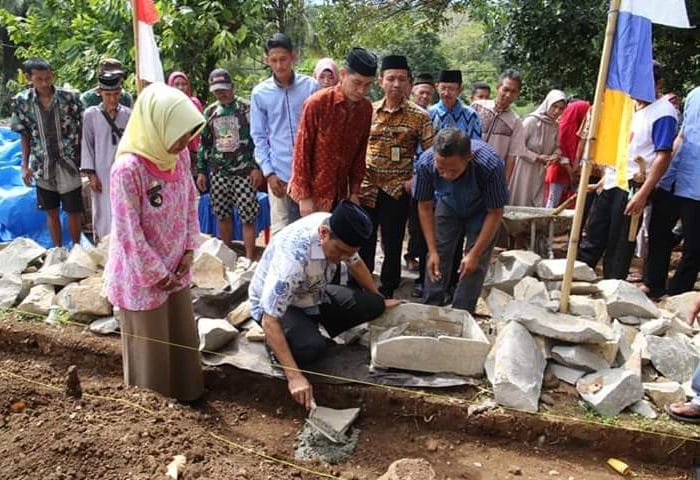 Peletakan Batu Pertama pembangunan masjid panrewata Dusun Bujung Lompo Desa Lasitae Kec. Tanete Rilau, Kamis (20/6/2019).