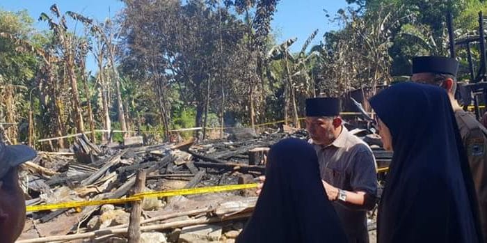 Hasnah Syam mengunjungi lokasi kebakaran di Dusun Ajakkang Desa Ajakkang