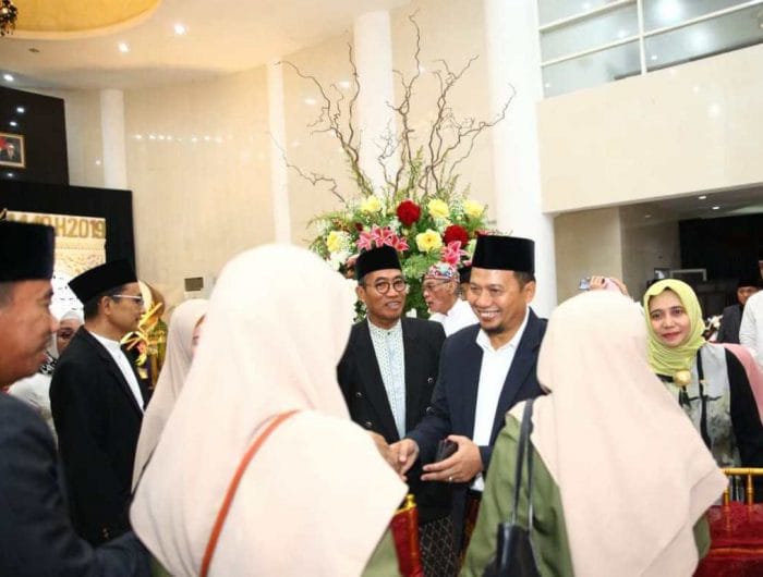 Penjabat (Pj) Wali Kota Makassar, M Iqbal S Suhaeb bersama istrinya yang juga Pj Ketua TP PKK Kota Makassar Murni Iqbal menggelar "Open House" di Baruga Anging Mamiri, Rumah Jabatan Wali Kota, Rabu (5/6/2019).