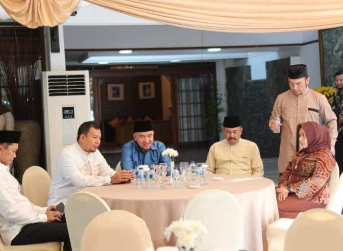 Penjabat (Pj) Wali Kota Makassar M Iqbal S Suhaeb didampingi Pj Ketua TP PKK Kota Makassar Murni Iqbal Suhaeb menghadiri "Open House" di kediaman Wakil Presiden RI H M Jusuf Kalla (JK) di Jalan H Bau, Makassar, Jumat (7/6/2019).