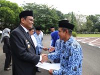 Bupati Barru yang didampingi oleh pimpinan Taspen cabang Makassar menyerahkan SK pensiun dan dana tunjangan hari tua kepada 6 orang purna bakti.