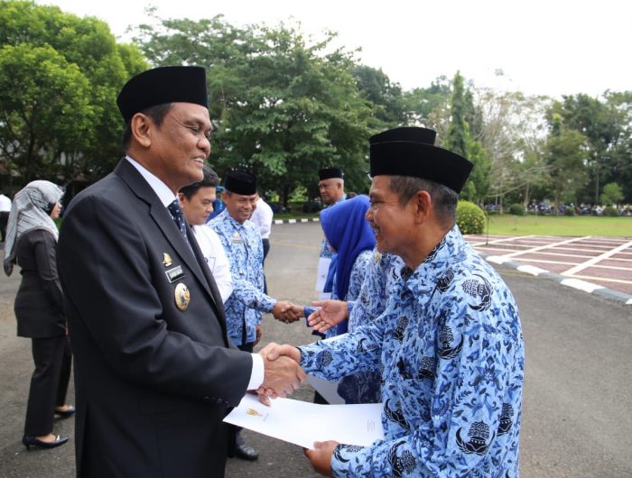 Bupati Barru yang didampingi oleh pimpinan Taspen cabang Makassar menyerahkan SK pensiun dan dana tunjangan hari tua kepada 6 orang purna bakti.