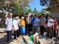 Bupati Barru bersama rombongan mengunjungi korban kebakaran nenek Minah.