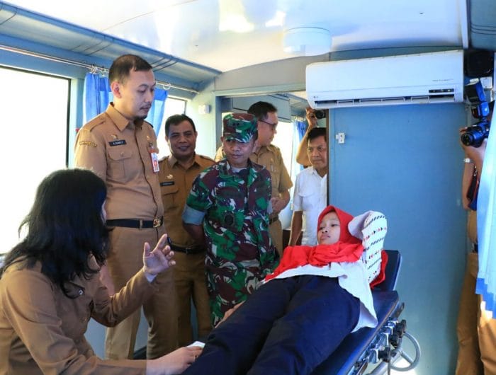 Kepala Dinas PPKB Kota Makassar, H Andi Zulkifly Nanda bersama kasdim 1408/BS letkol Arh. Muh. Suaib yang juga Ketua IBI Kota Makassar menghadiri pencanangan Pelayanan KB Kesehatan TNI Manunggal KB Kesehatan di Wilayah KODIM 1408/BS, Makassar, Senin (24/6/19)