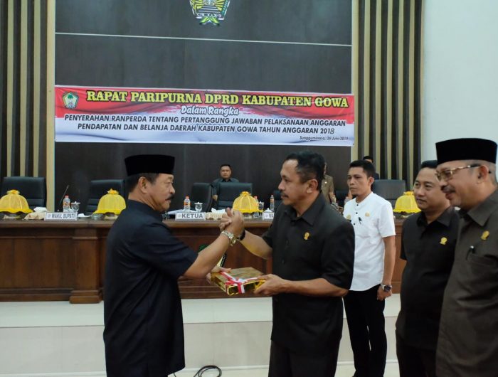 Wakil Bupati Gowa menyerahkan Rancangan Peraturan Daerah (Ranperda) tentang Pertanggungjawaban Pelaksanaan Anggaran Pendapatan dan Belanja Daerah (APBD) 2018 kepada DPRD Kabupaten Gowa.