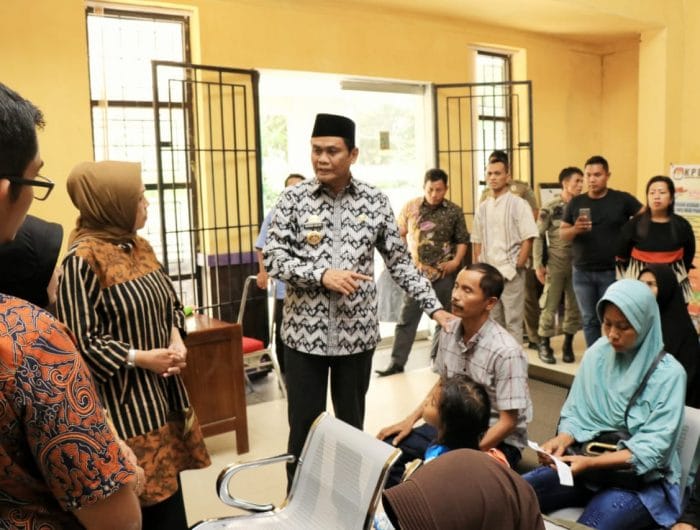 Suardi Saleh melakukan Inspeksi Dadakan (Sidak) di Kantor Disdukcapil pada hari ini, Kamis (27/6/2019).