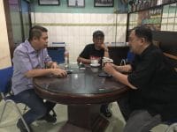 Ketua Umum Asosiasi Advokat Indonesia (AAI) Pusat Muhammad Ismak berbincang bersama dr. Onasis.